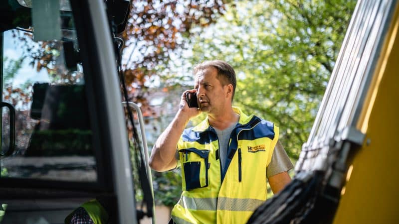 Arbeiter von Held & Francke der telefoniert
