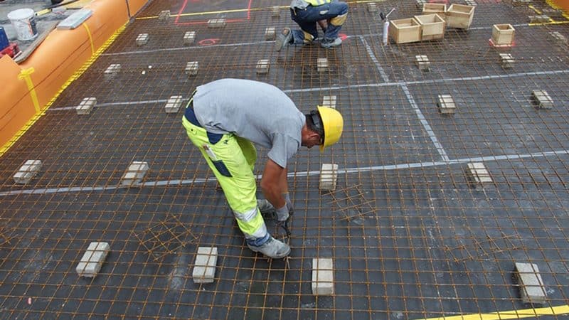 Arbeiter von Held & Francke die am Boden arbeiten