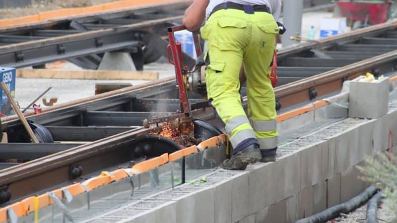 Arbeiter von Held & Francke der an Schienen arbeitet