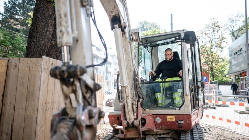 Arbeiter von Held & Francke in einem Bagger