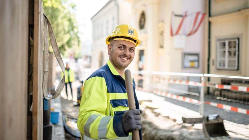 Arbeiter von Held & Francke lächelt in die Kamera
