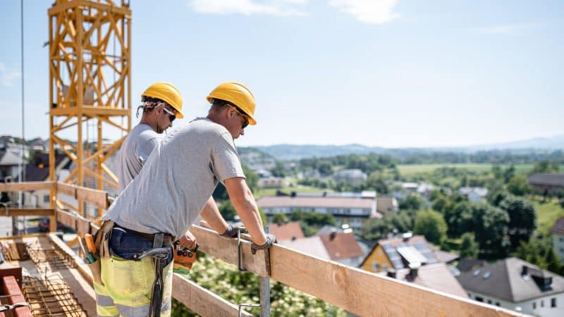 Arbeiter von Held & Francke schauen vom Gebäude hinunter