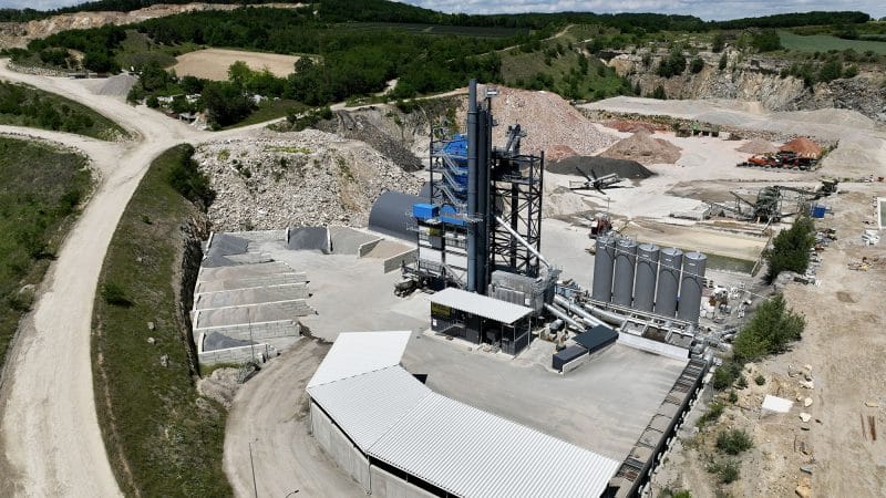 Luftaufnahme eines Asphaltmischwerk