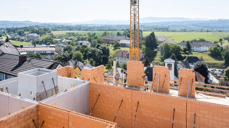Halb fertiges Ziegelgebäude mit Kran darauf1