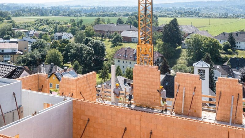 Halb fertiges Ziegelgebäude mit Kran darauf